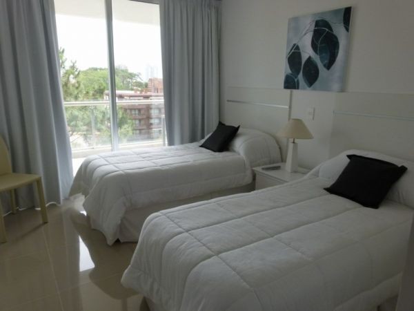 Moderno departamento en alquiler sobre Avenida Roosevelt.